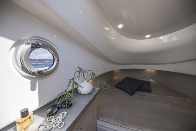 17. SACS Strider 11  2019 (Limo) - Lower Deck Cabin