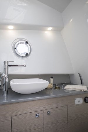 18. SACS Strider 11  2019 (Limo) - Lower Deck Bathroom