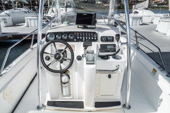 Boston Whaler 220 Dauntless 7 