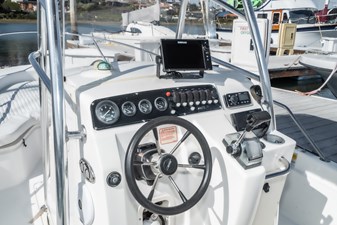 Boston Whaler 220 Dauntless 8 