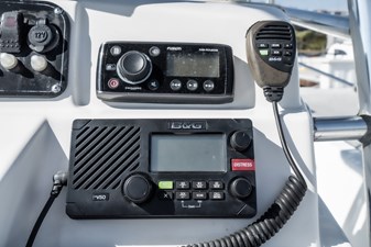Boston Whaler 220 Dauntless 9 