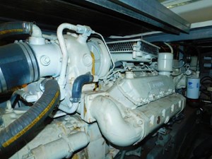 42 1990 Sea Ray 420 Sundancer 24 25