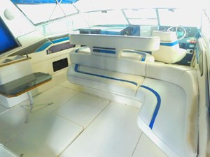 42 1990 Sea Ray 420 Sundancer 26 27