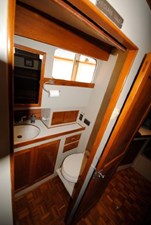 Grand Banks 48ft Classic Motor Yacht 16 Forward head 4