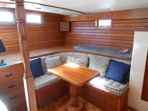 Grand Banks 48ft Classic Motor Yacht 32 Master Stateroom Settee