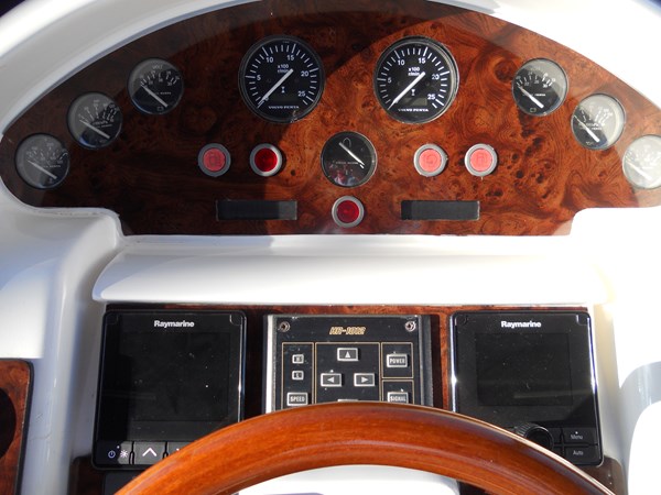 61_Flybridge Helm Station 2