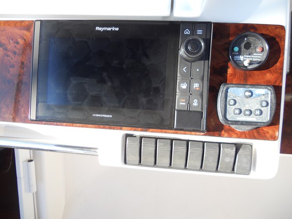 62_Flybridge Raymarine Electronics 2