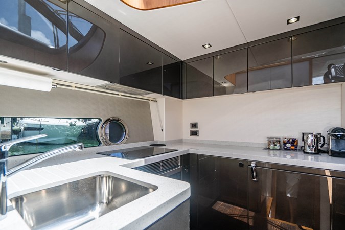 68_2019 57ft Sunseeker Predator