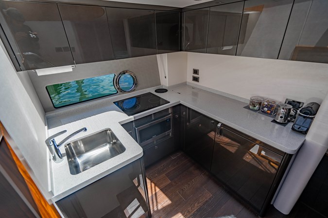 69_2019 57ft Sunseeker Predator