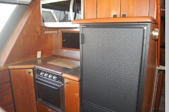 1989 Bayliner 4588 Pilothouse 16 17