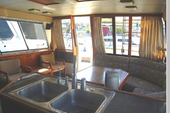 1989 Bayliner 4588 Pilothouse 20 21