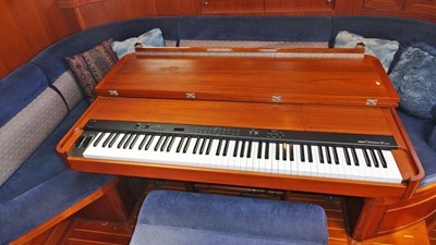 LA DIFFERENCE 4 Built-in Piano, Salon