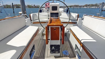 LA DIFFERENCE 25 Cockpit, Looking Aft