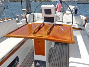 LA DIFFERENCE 26 Cockpit, Table Extended
