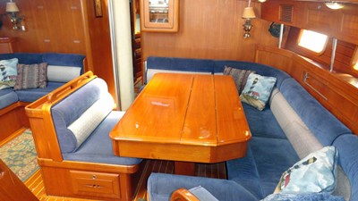 LA DIFFERENCE 3 Main Salon, Starboard