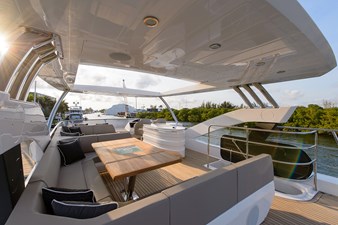 Claudia 33 75 Sunseeker 2017-flybridge-1