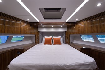 Claudia 60 75 Sunseeker 2017-forward_stateroom-5