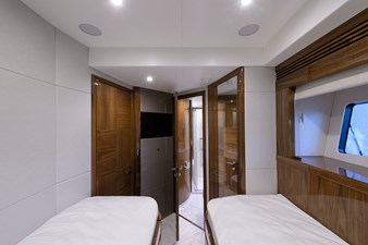 Claudia 87 75 Sunseeker 2017-port_guest_stateroom-3