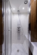 Claudia 102 75 Sunseeker 2017-starboard_guest_head-3