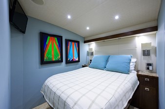 76 Enclosed Bridge SIX PACK 105 76_viking_six_pack_mid_port_guest_stateroom_2