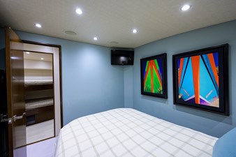 76 Enclosed Bridge SIX PACK 104 76_viking_six_pack_mid_port_guest_stateroom_3