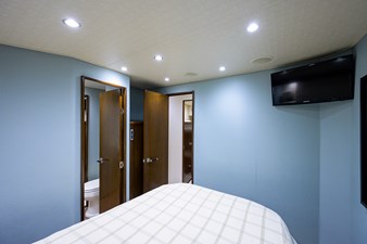 76 Enclosed Bridge SIX PACK 103 76_viking_six_pack_mid_port_guest_stateroom_4
