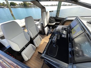 JUS 7 Helm and Seating
