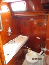 Ariel 35 28_2778475_47_swan_aft_stateroom_head