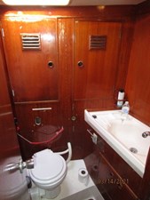 Ariel 37 30_2778475_47_swan_forward_stateroom_head