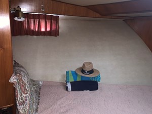 Moonshadow 29 V berth