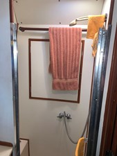 Moonshadow 32 Forward Shower