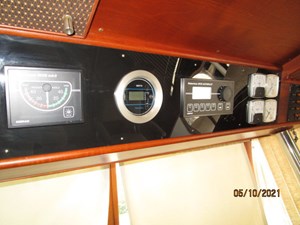 Fleur De Lis 31 30_2780261_49_grand_banks_lower_helm_electronics