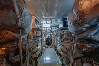 Red Moon 45 2010-Johnson-Cruiser-042