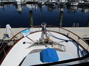 Moonglow 11 10a 43' Albin Bridge View Forward