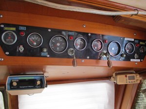 Moonglow 22 21. 43' Albin Helm Gauges