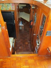 Moonglow 26 25. 43' Albin Salon View Forward