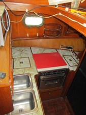 Moonglow 29 28. 43' Albin Galley 3