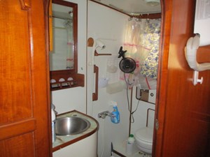 Moonglow 38 37. 43' Albin Master Ensuite Head 1