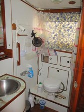 Moonglow 39 38. 43' Albin Master Ensuite Head 2