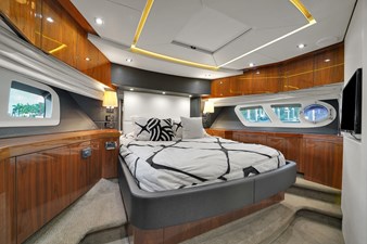 73' Sunseeker 2013 40 DLP00034
