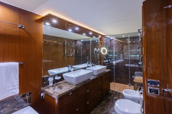 LOVE N LIFE 17 MASTER STATEROOM HEAD