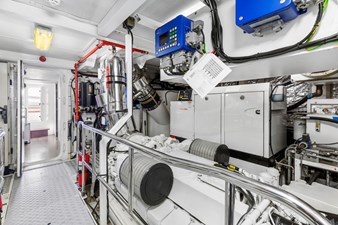 LOVE N LIFE 31 ENGINE ROOM
