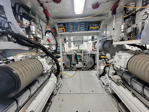 64_1989 102ft Oceanfast Motor Yacht HIGHLINE