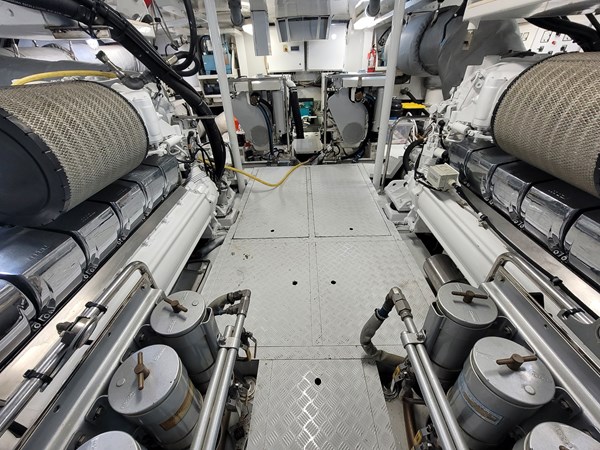 72_1989 102ft Oceanfast Motor Yacht HIGHLINE