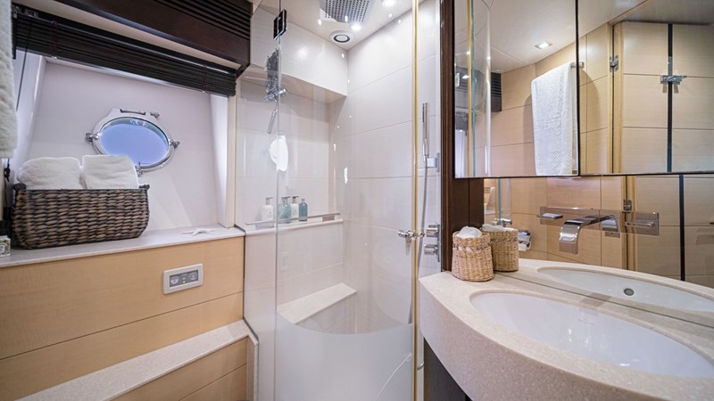 40_2013 80ft Sunseeker Predator WOODEVER