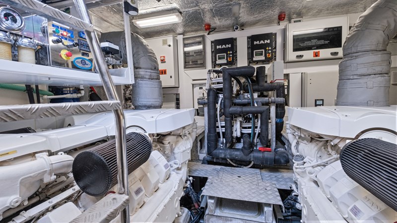 43_2013 80ft Sunseeker Predator WOODEVER