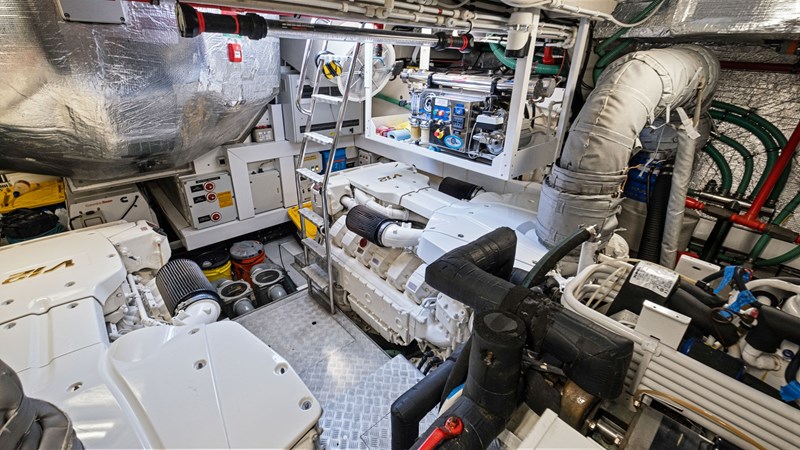 44_2013 80ft Sunseeker Predator WOODEVER