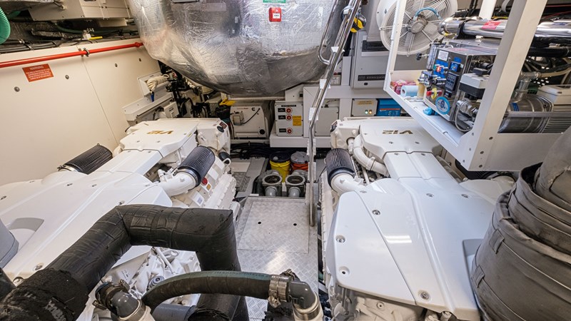 46_2013 80ft Sunseeker Predator WOODEVER