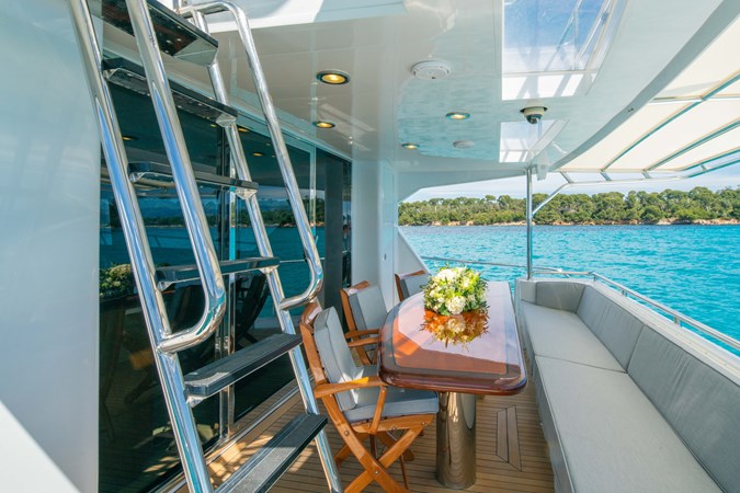 86 HATTERAS CONVERTIBLE - M/Y SPHEREFISH Afte Deck Dining