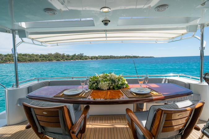 86 HATTERAS CONVERTIBLE - M/Y SPHEREFISH Aft Deck Dining